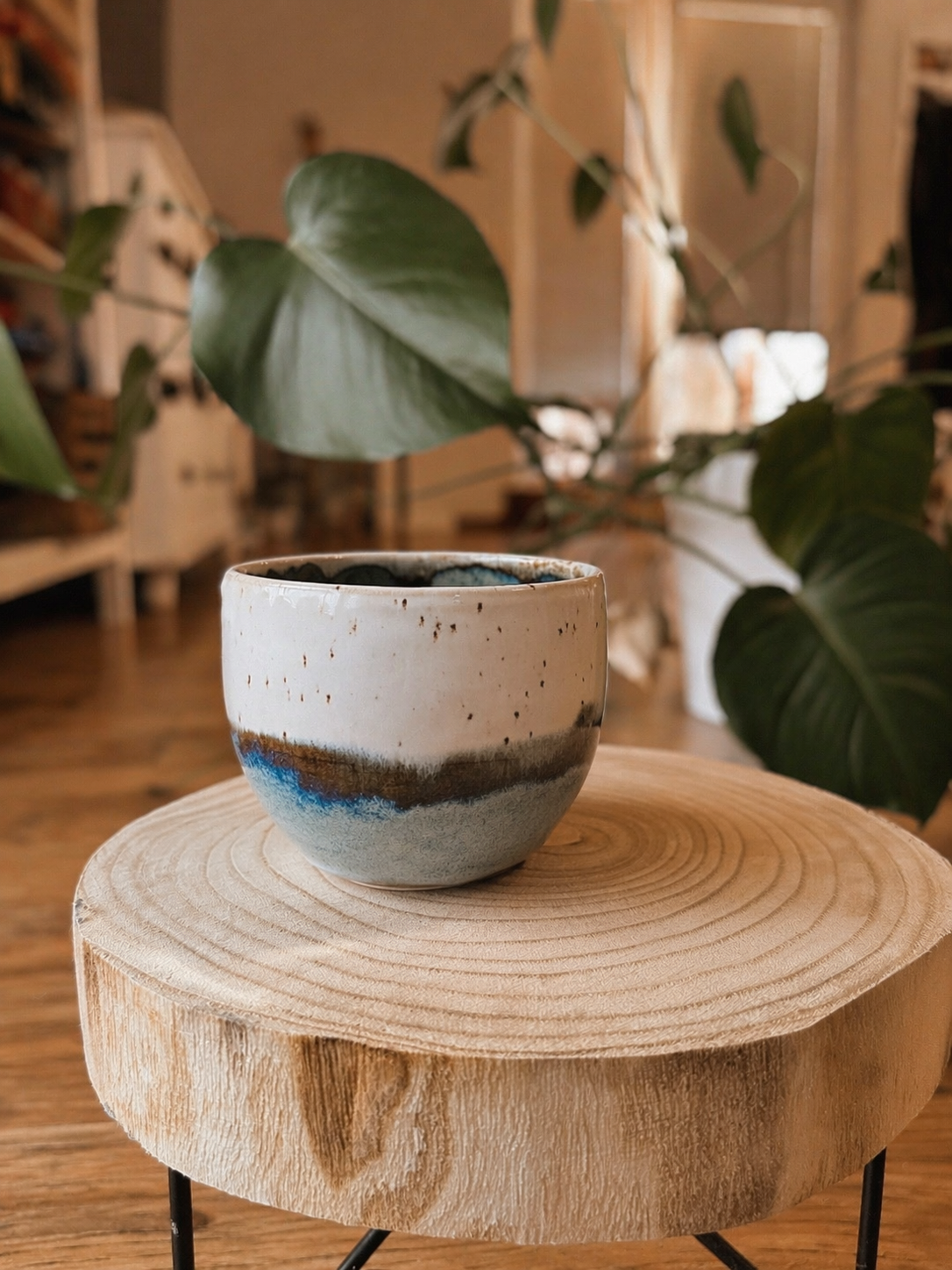 Malá modrobílá keramická miska na dřevěné podložce doma