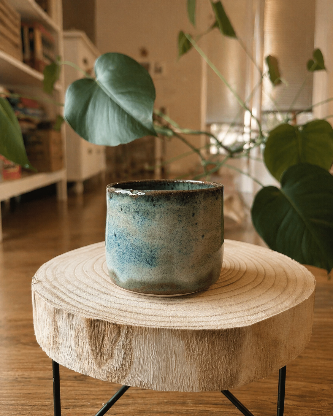 Zelenomodrá keramická miska na dřevěné podložce doma